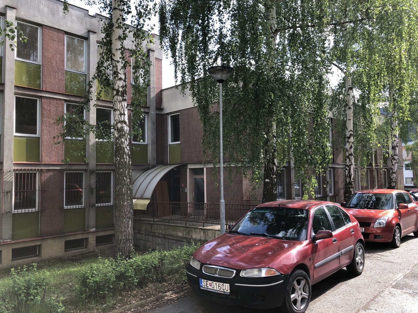 Původní stav — vstup do hlavní budovy