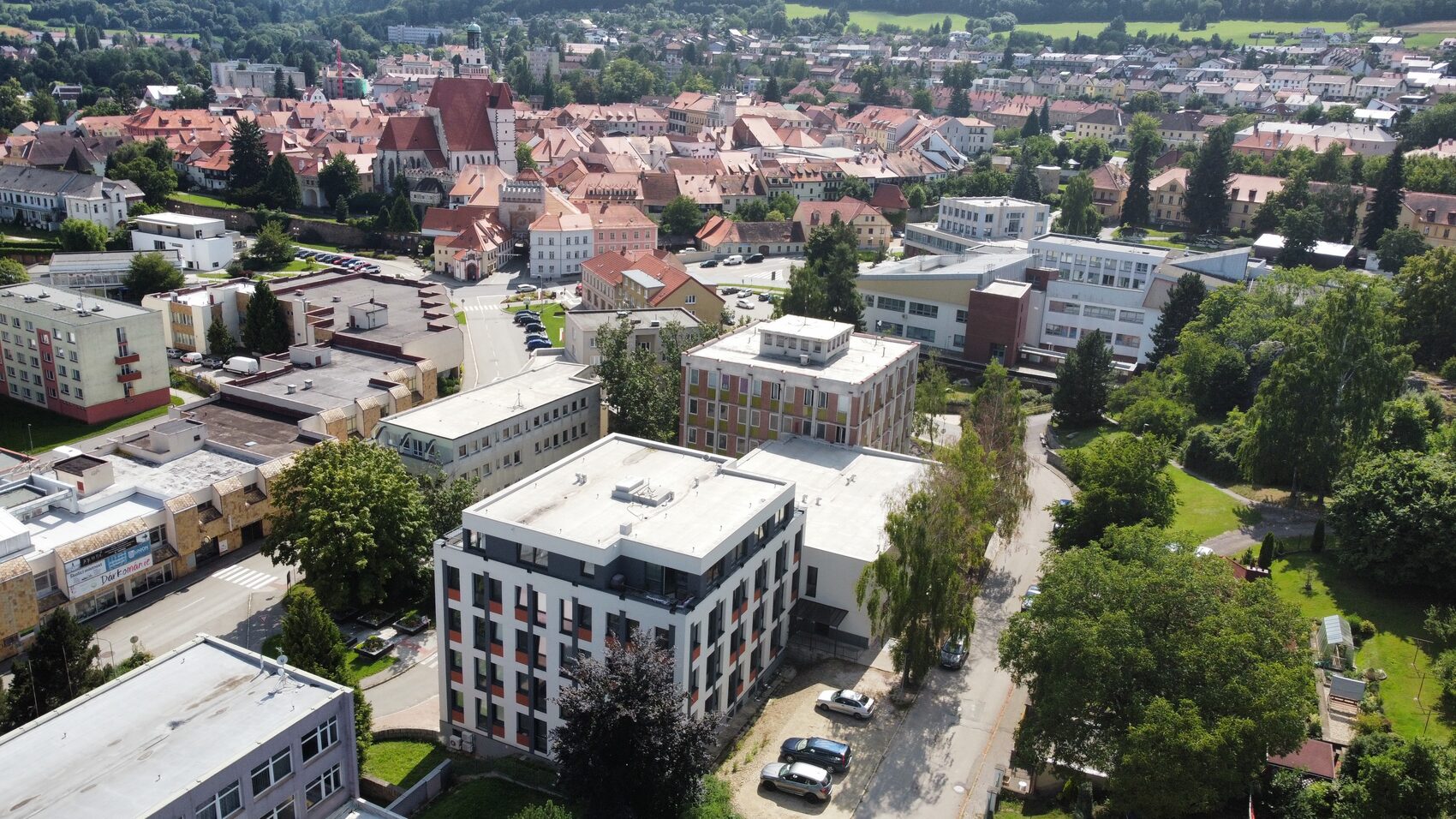 Pohled přes areál na historické centrum Prachatic