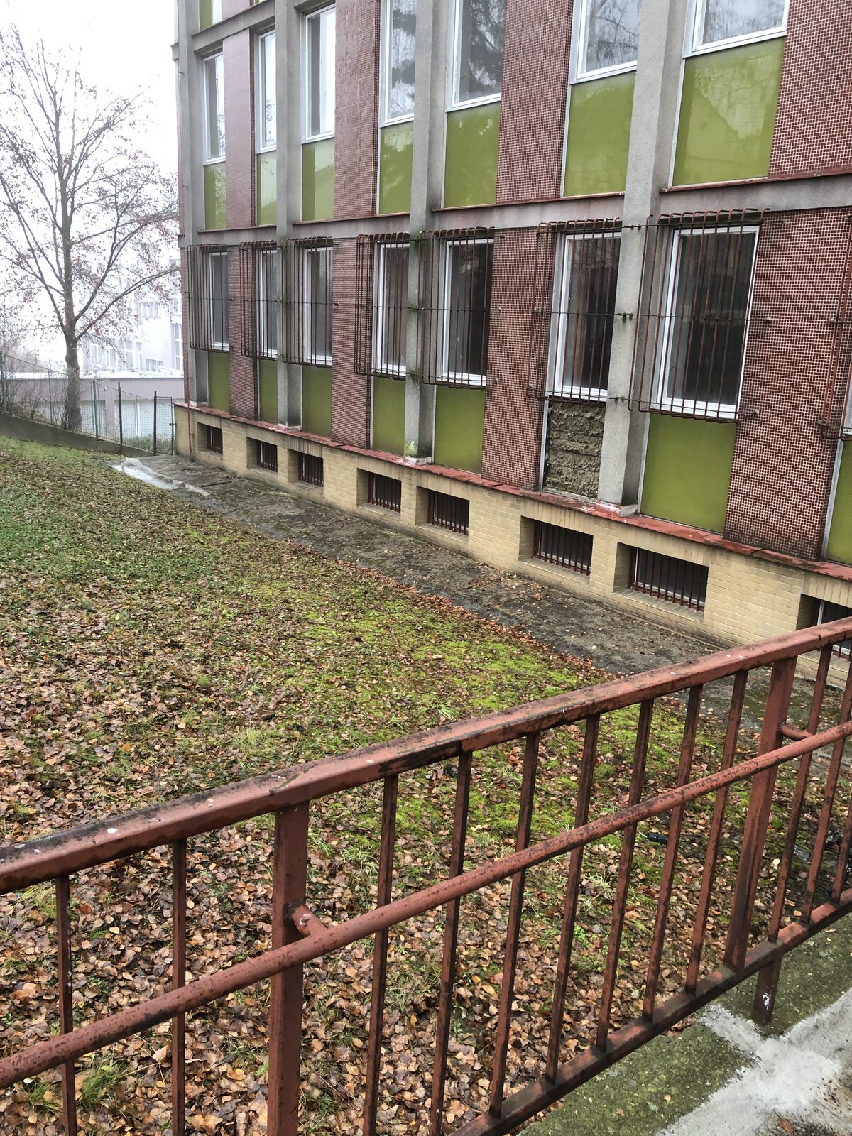 Původní stav — boční budova