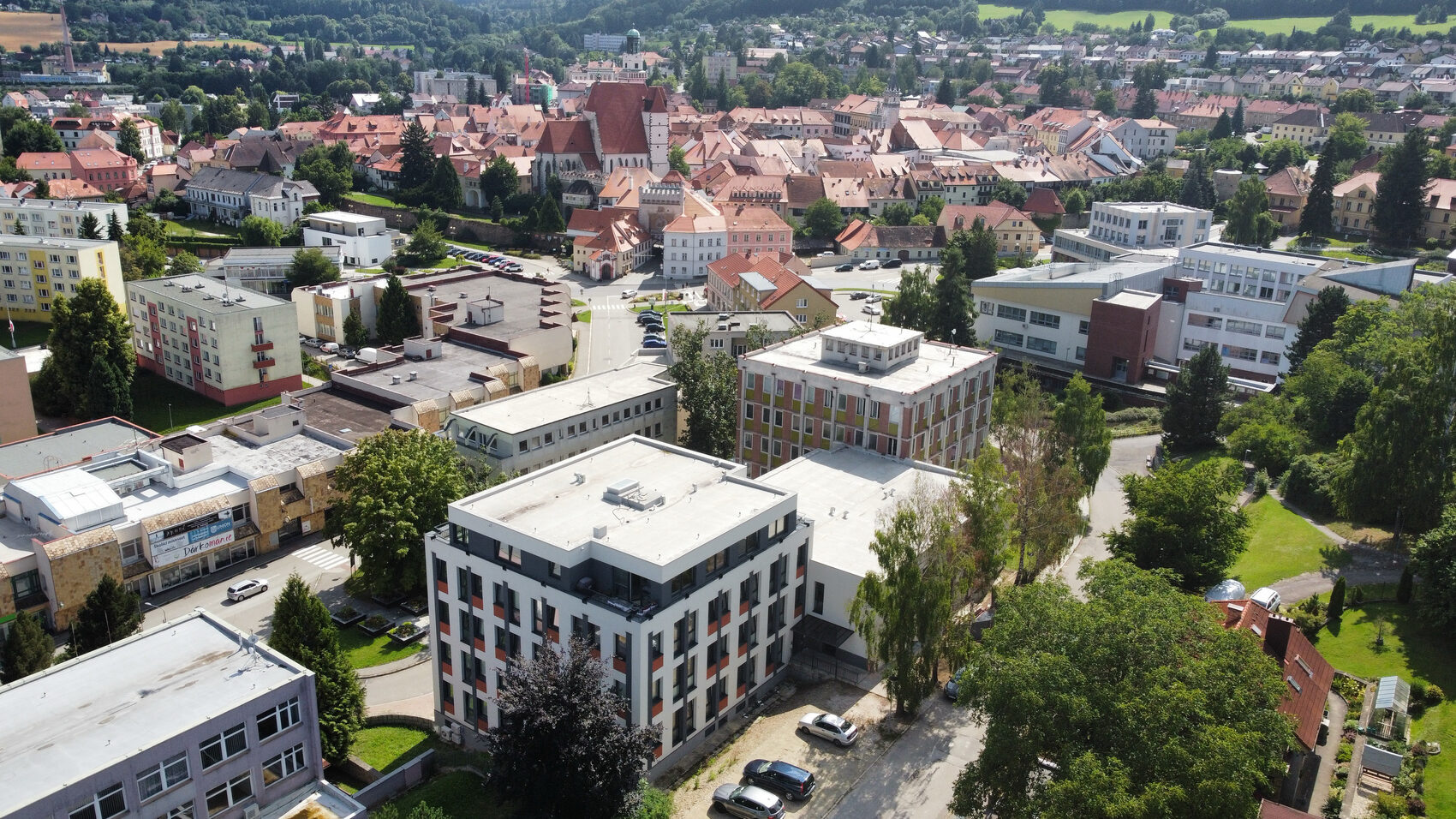 Pohled přes budovu C na staré město